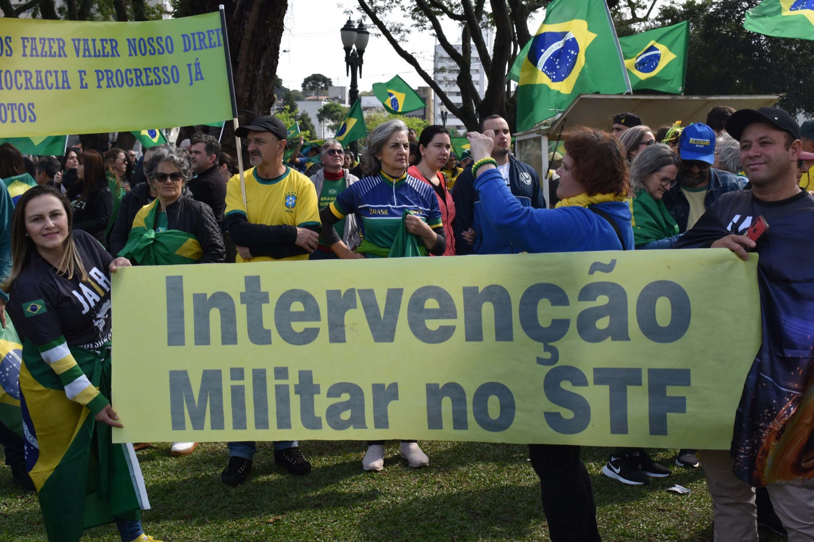 Candidatos ao Congresso participaram de ato com pautas antidemocráticas em Curitiba