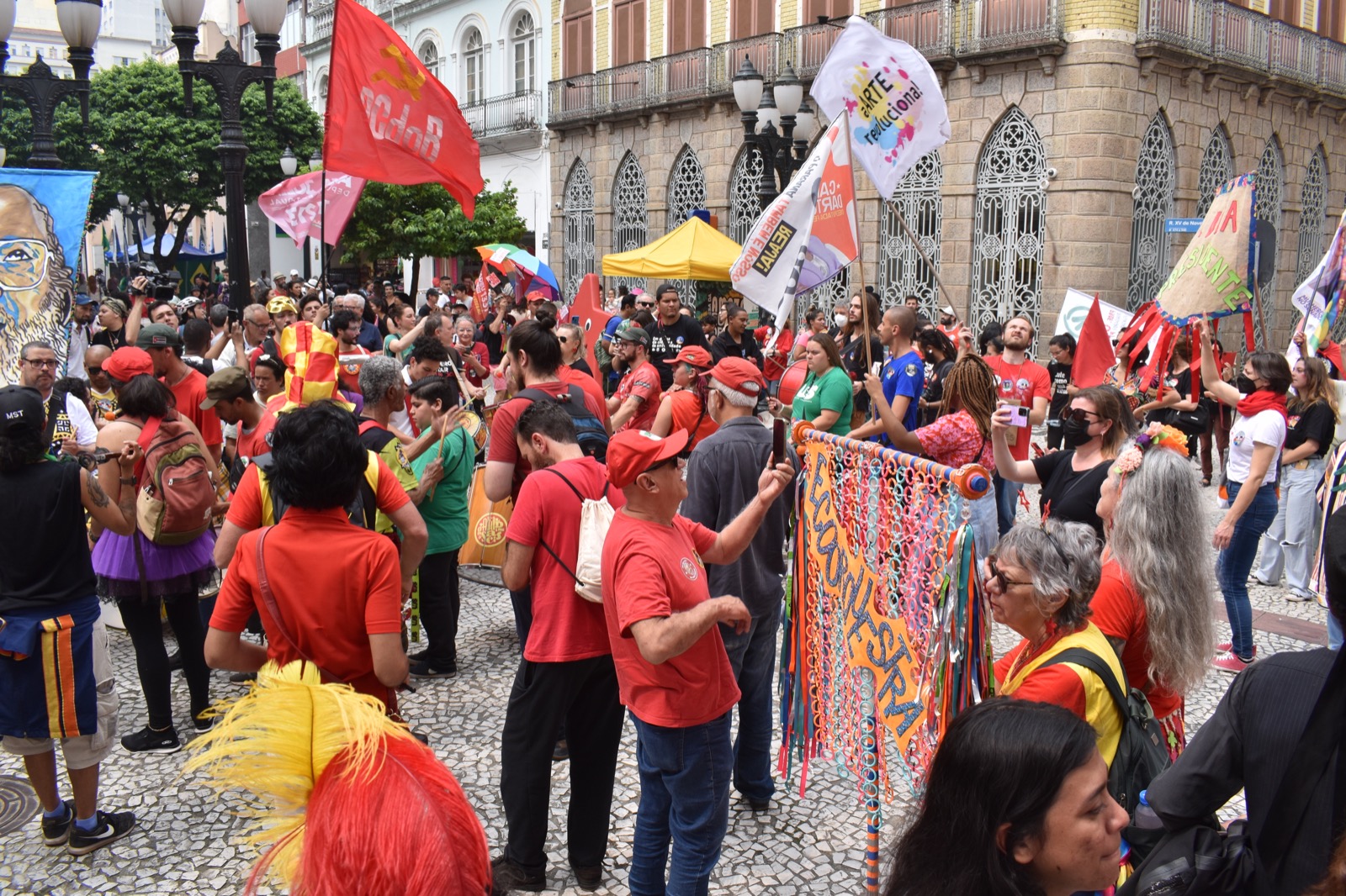 CarnaLula toma o calçadão da Rua XV de novembro em Curitiba