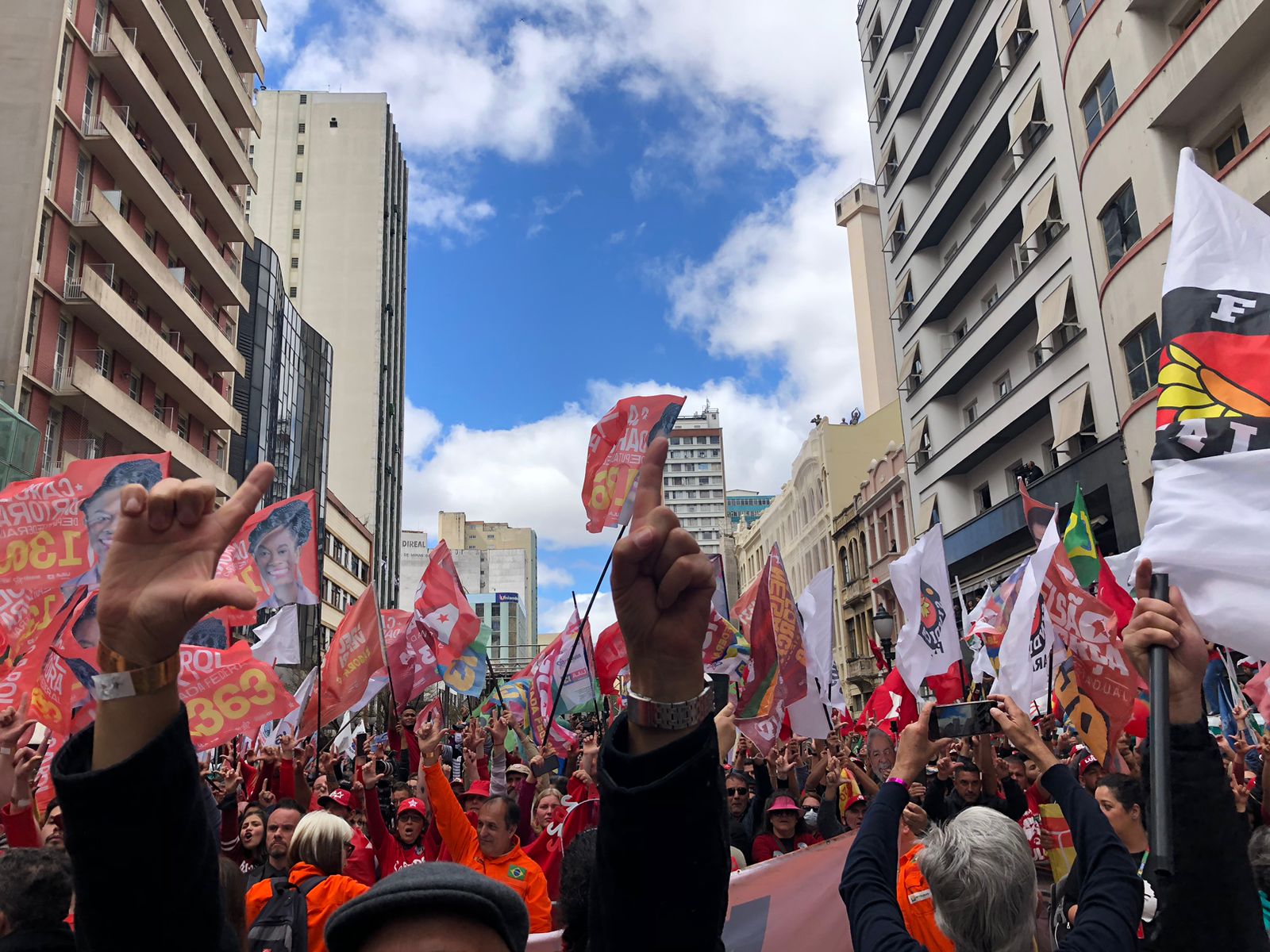 Em megacomício, Lula e eleitores de Curitiba voltam a se encontrar após quatro anos