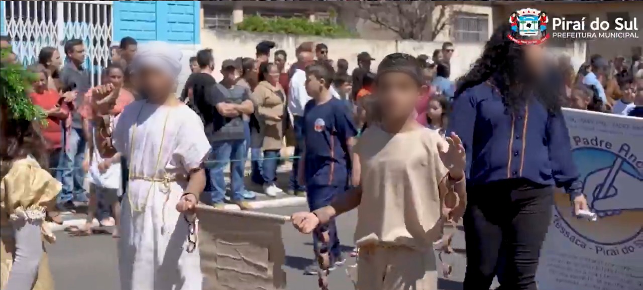 Desfile cívico veste crianças negras como escravos