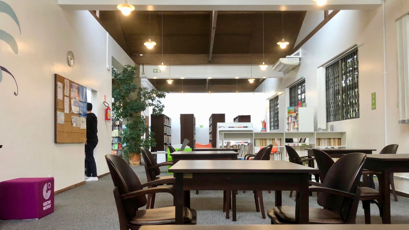Goethe-Institut tem uma bela biblioteca aberta à comunidade