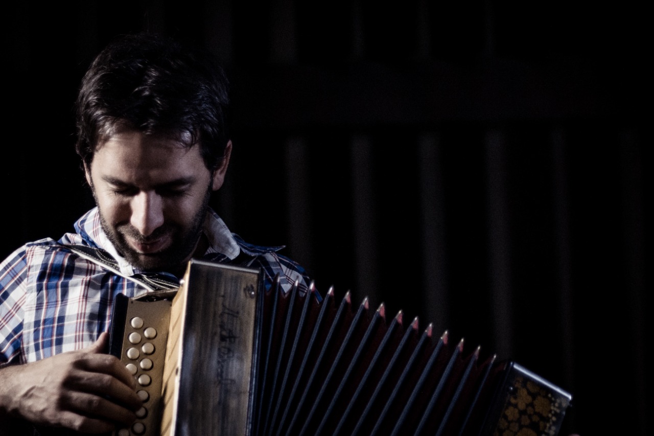 Acordeonista João Pedro Teixeira lança documentário no Guairinha