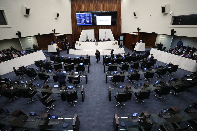 Gastos com refeições de deputados do Paraná contestados na Justiça superam R$ 1 milhão