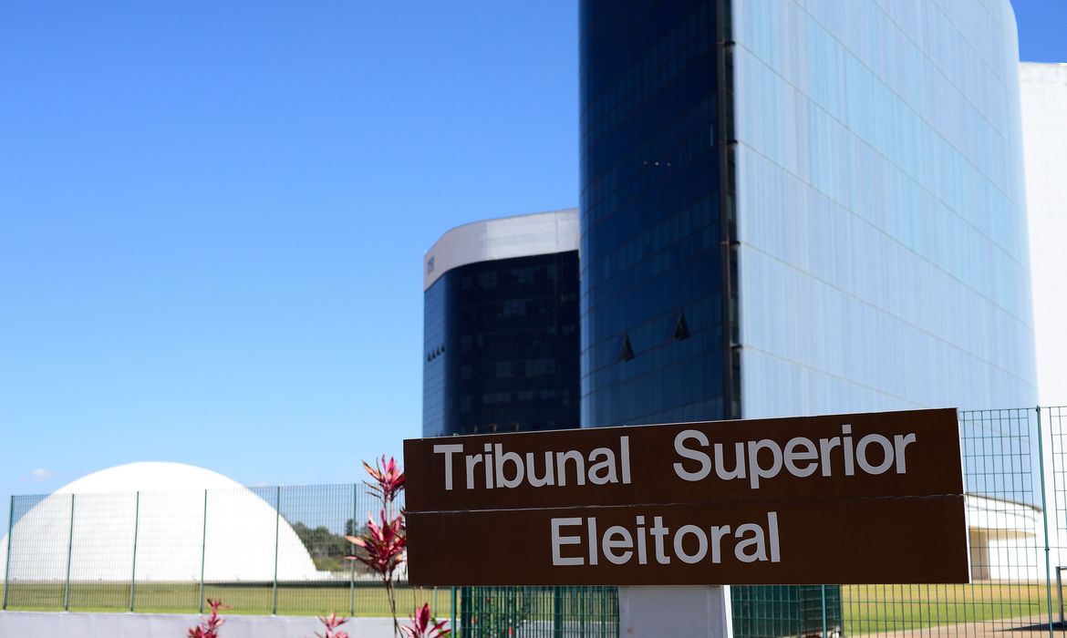 Bolsonaristas entram com ação contra o próprio partido por não receberem verba do ‘Fundão’