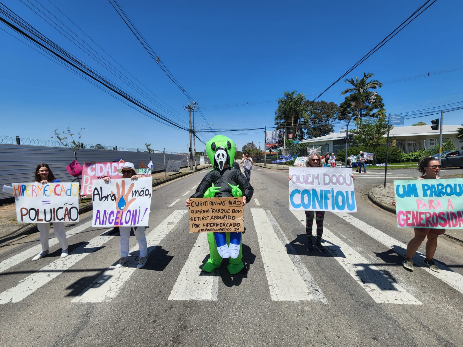Manifestantes passam domingo em frente a bosque do Bom Retiro para pedir preservação