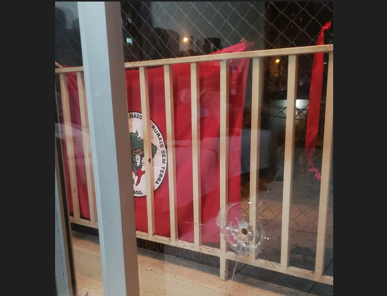 Casa que tinha bandeira do MST na sacada é alvo de tiro em Curitiba