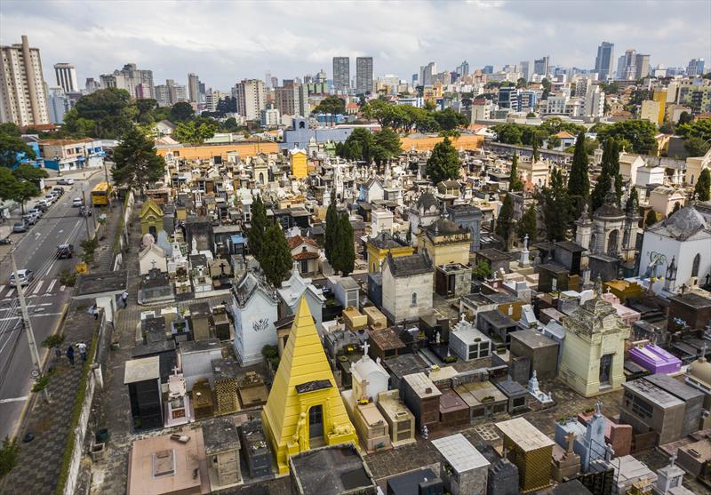 Mil famílias esperam desde 2020 por lotes nos cemitérios de Curitiba