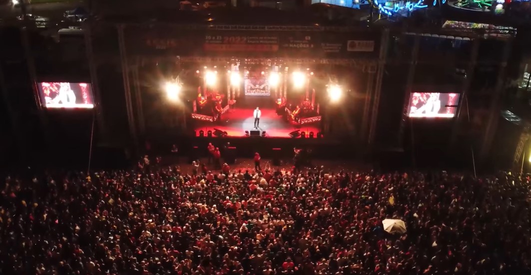 Show de Leonardo pago com dinheiro público vira palco eleitoral no Paraná; veja vídeos