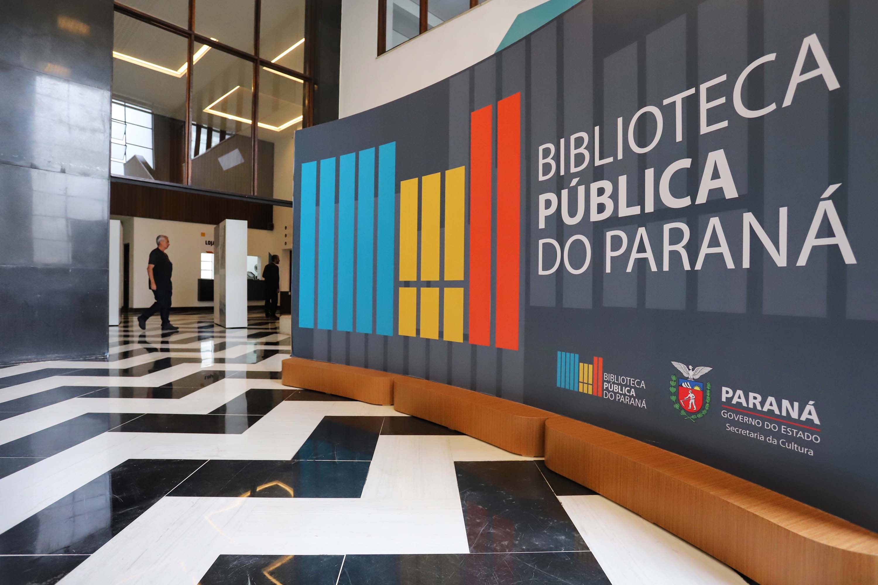 Biblioteca Pública do Paraná vê seu orçamento derreter na gestão de Ratinho Jr.