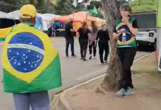 Manifestantes golpistas expulsam conselheiras tutelares do Forte do Pinheirinho