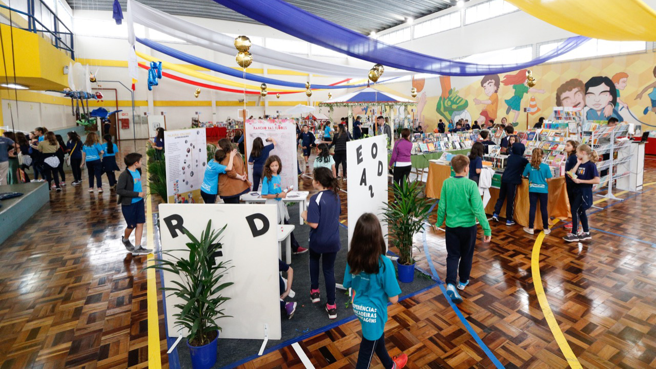Feira do Livro do Colégio Medianeira é aberta ao público e tem entrada gratuita