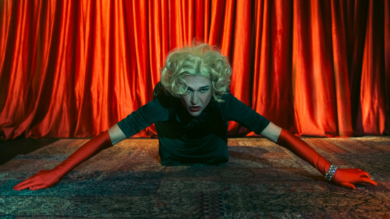 Festa-espetáculo “Almodóvar de Salto Alto” entra em cena no Wonka Bar neste sábado&nbsp;