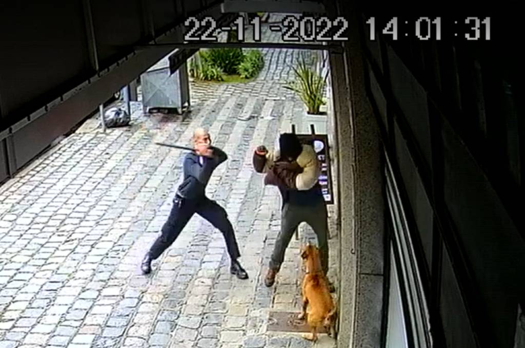 Agressor de músico é preso depois de prestar depoimento