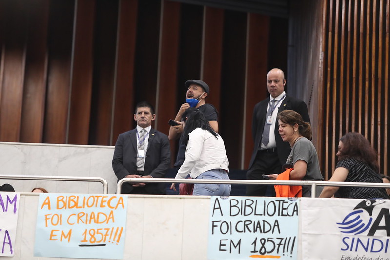 Governo retira autonomia da Biblioteca e cria 9 novas secretarias de Estado