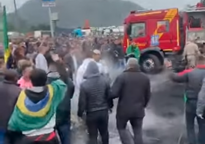 Grupo xinga e tenta agredir bombeiros em rodovia bloqueada no Sul do Paraná
