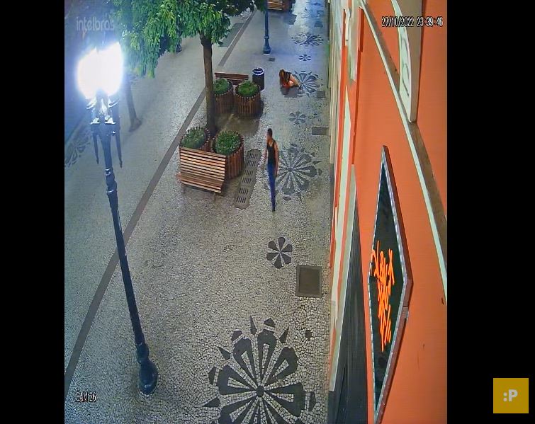 Polícia divulga imagens de agressão a jornalista para identificar culpado. Veja vídeo