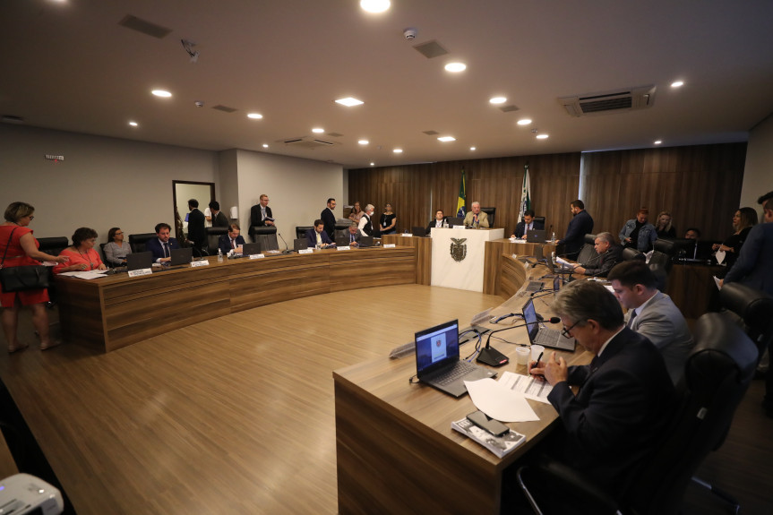 Deputados votam banheiros unissex e aulas sobre "perigos do comunismo"