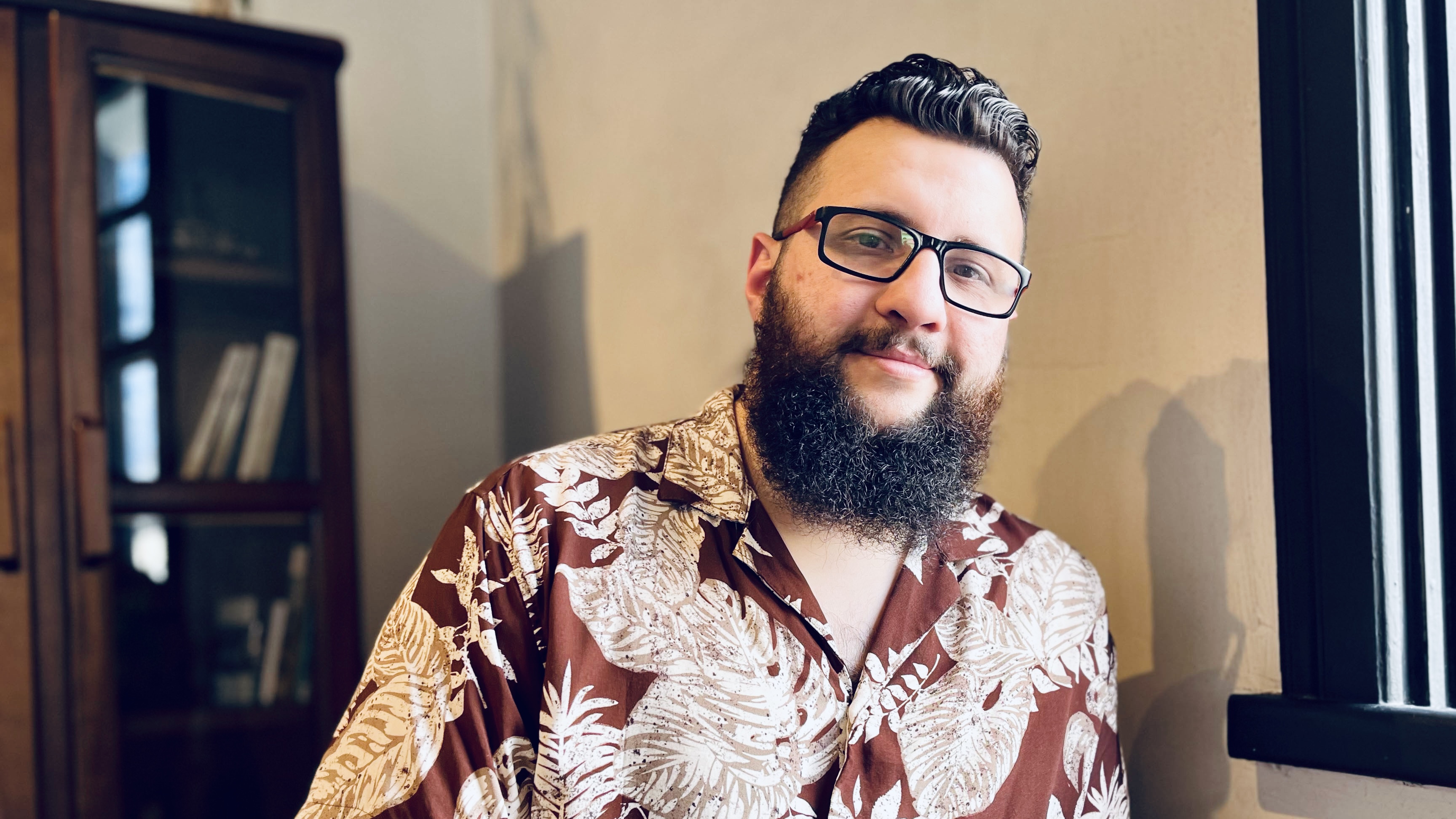 Perfil: Lucas Mota, o escritor “punk” que venceu o Jabuti 2022 com distopia curitibana