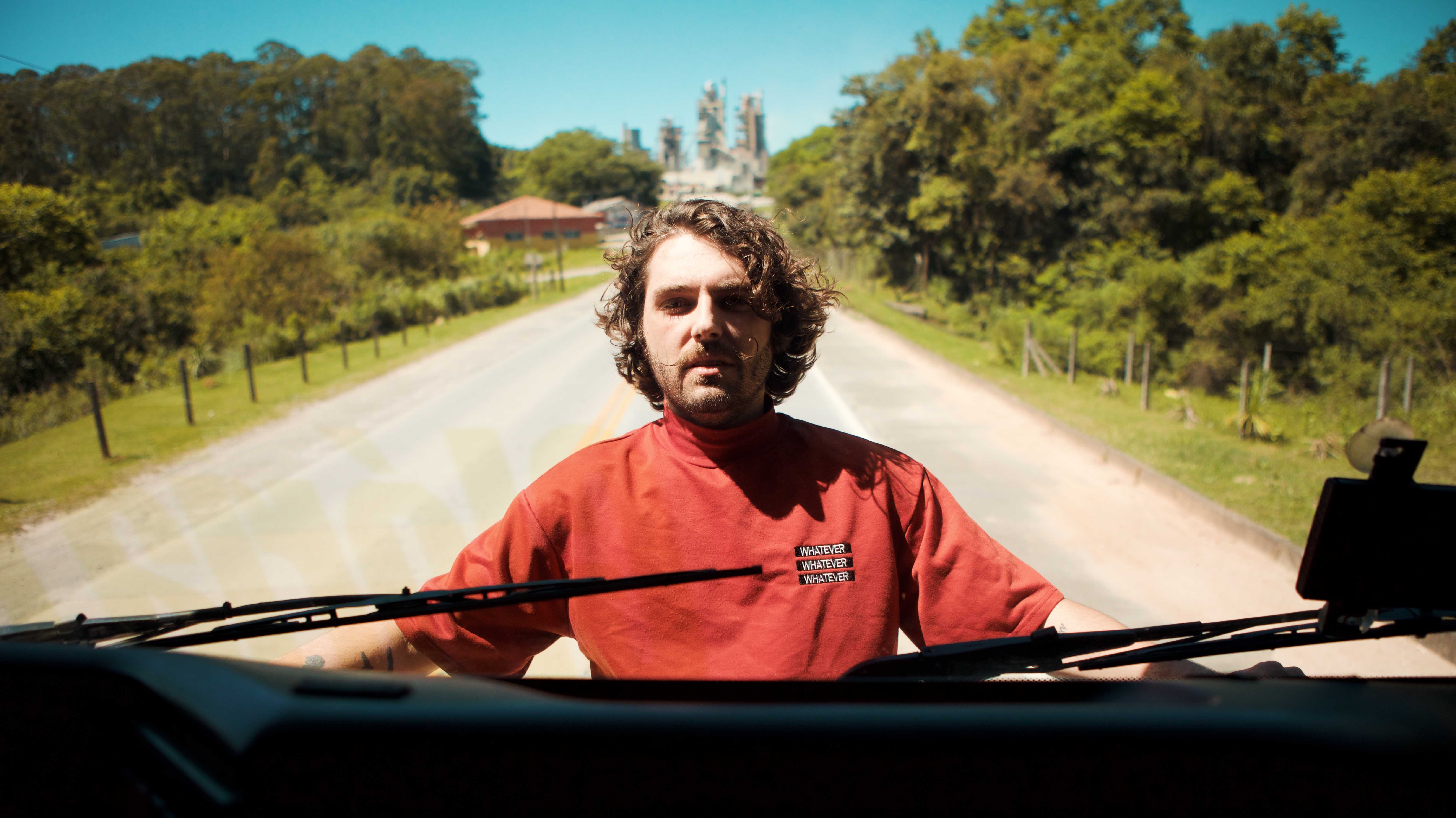 Clipe de "Merda", de Lucas Sfair, pega carona no "Patriota do Caminhão" e viraliza