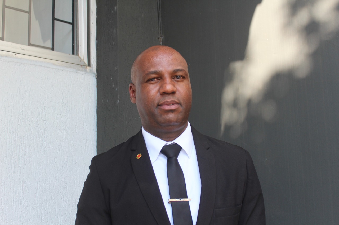 Segurança vítima de racismo é homenageado por colegas na Câmara