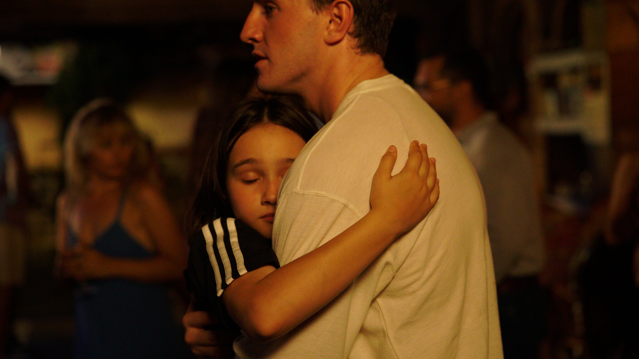 Pai e filha viajam de férias em “Aftersun”, um filme de sensações