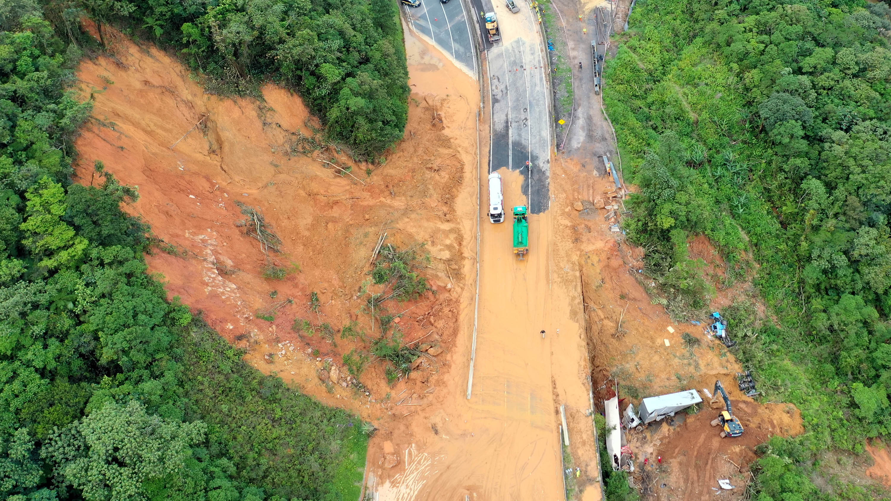 Concessionária libera tráfego em pista simples na BR-376