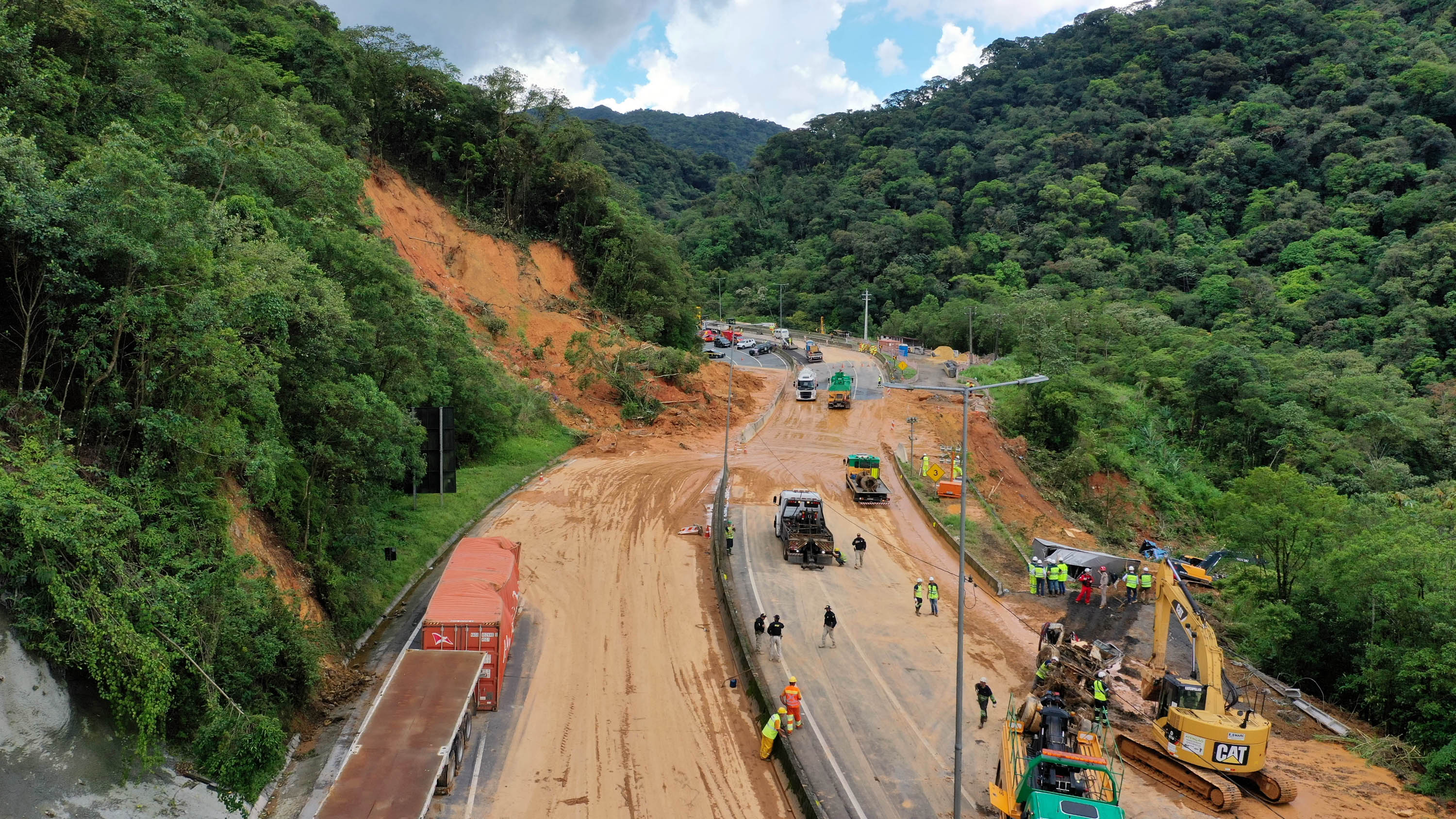 Buscas na BR-376: equipes retiram segundo corpo e 7 mil metros cúbicos de terra