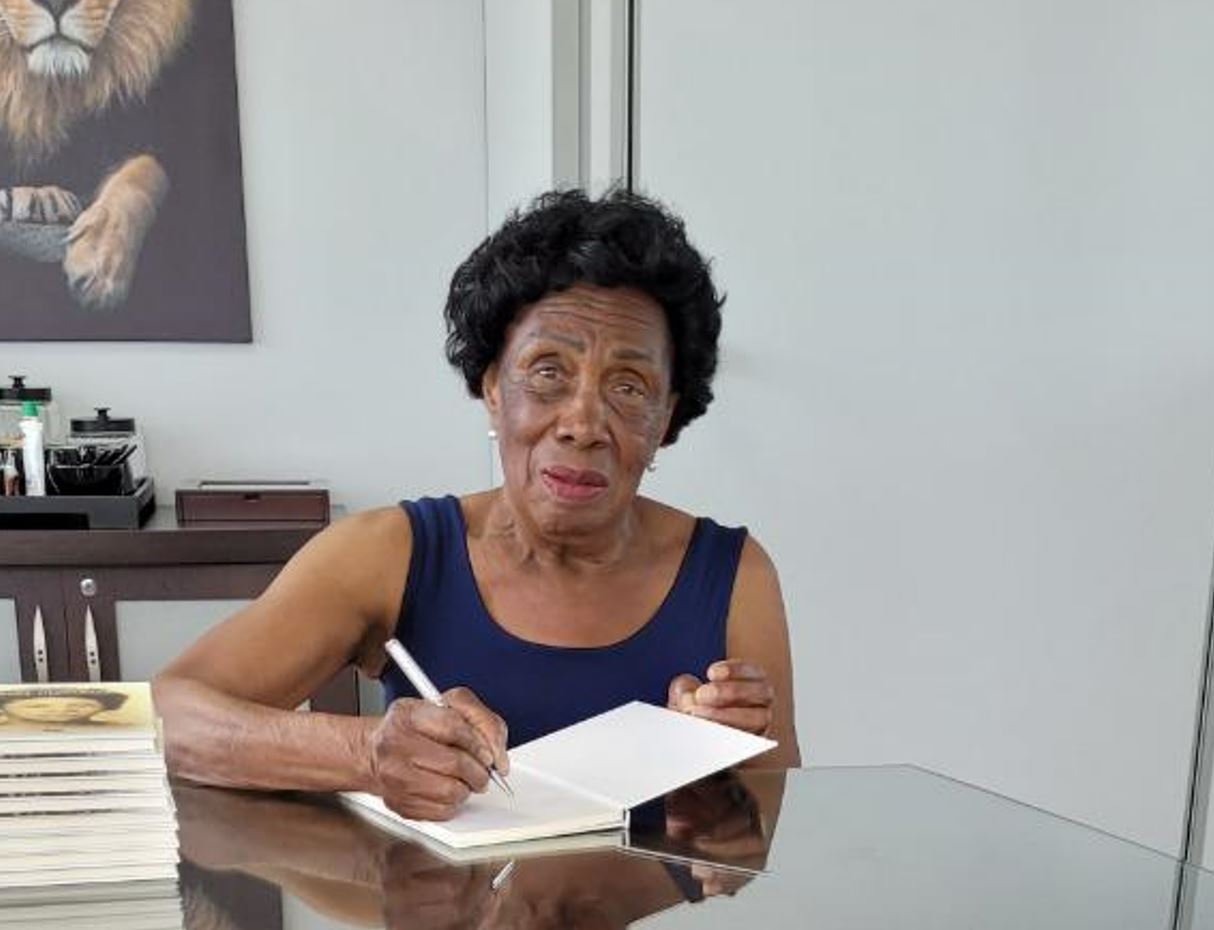 Alice da Silva, doceira de 86 anos, lança livro “Doces Memórias”