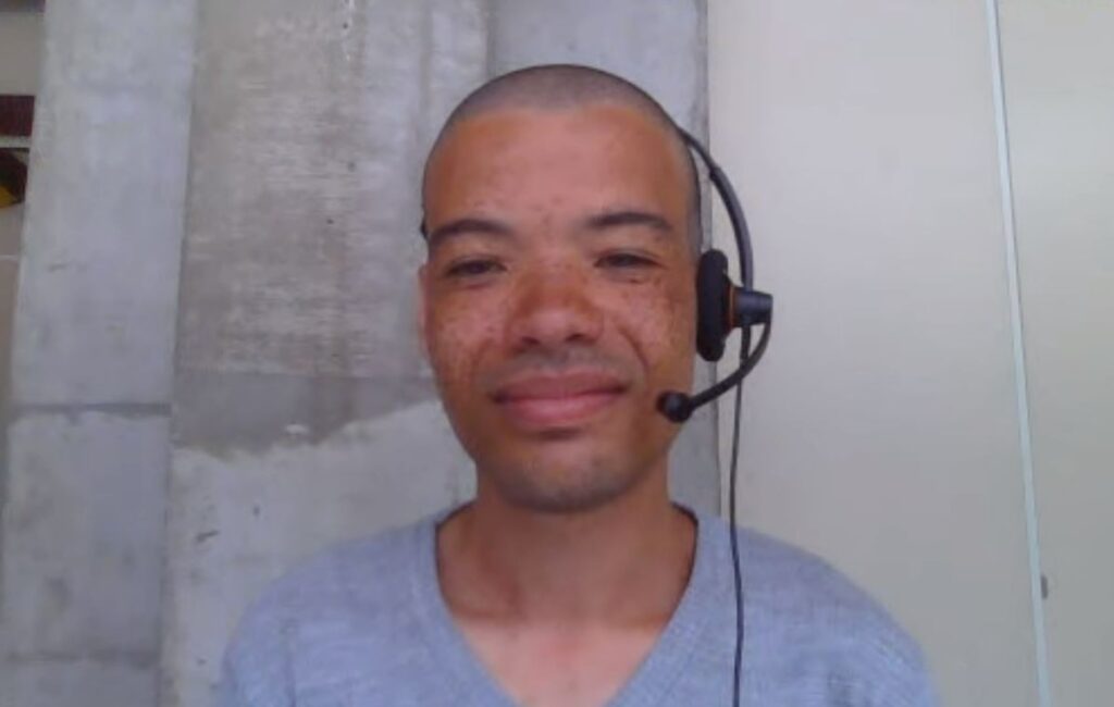 jovem negro falando por videochamada