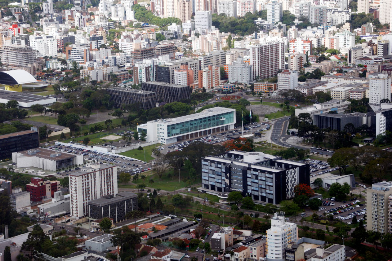 Manobra do governo garante aprovação de PEC que facilita terceirização no Paraná