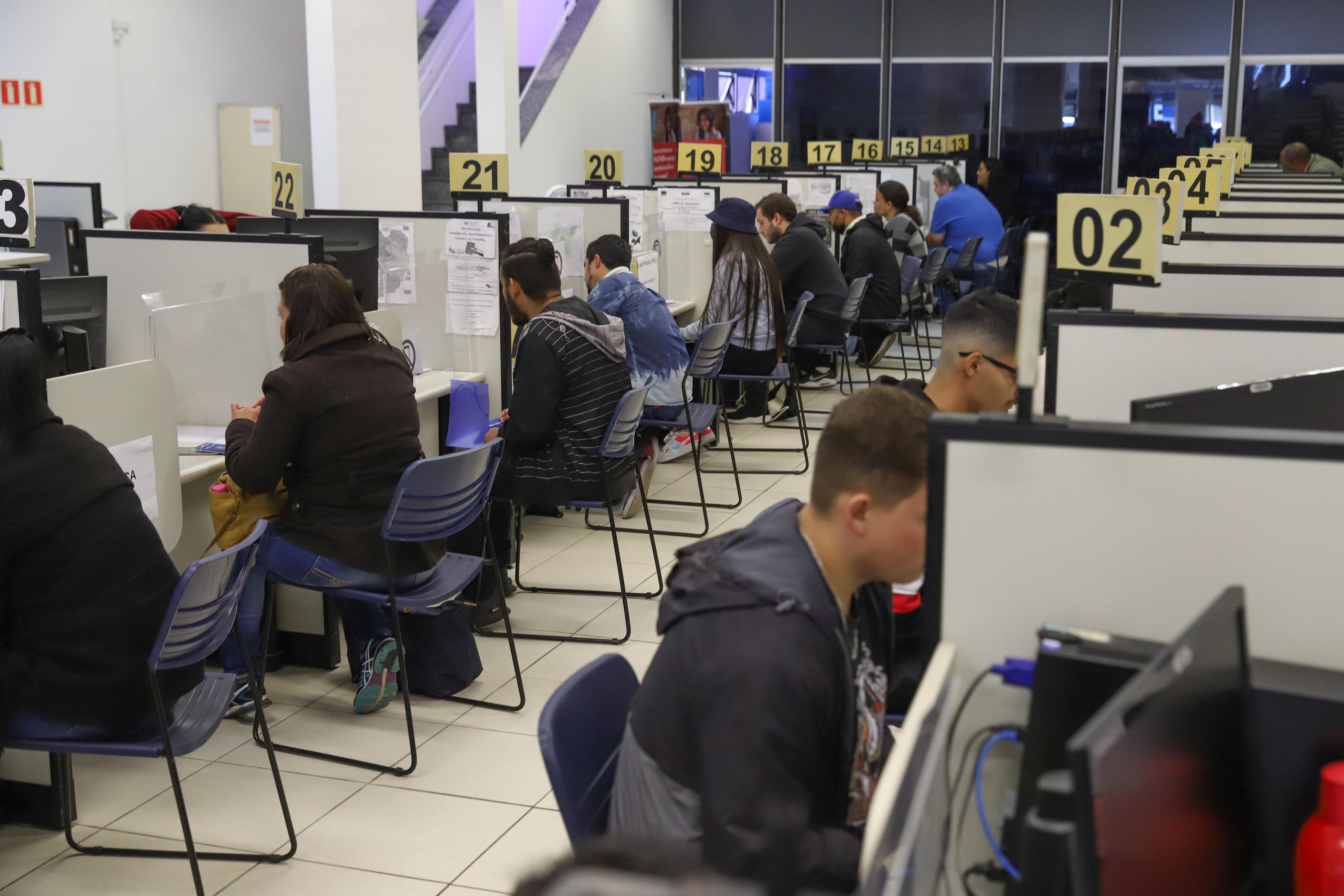 Curitiba e região têm 3.624 ofertas de emprego com carteira assinada