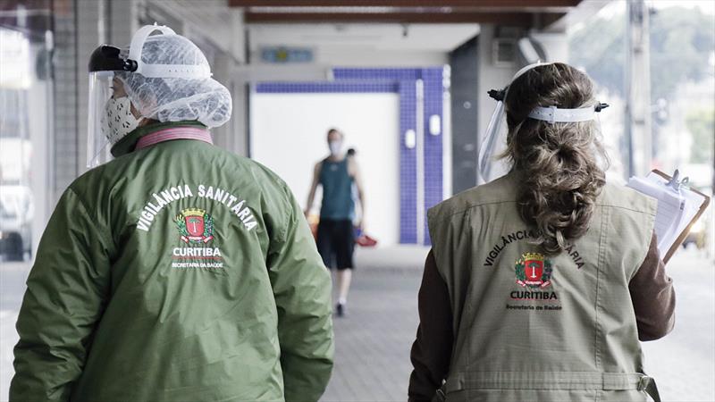 Vigilância Sanitária multa estabelecimentos no Portão