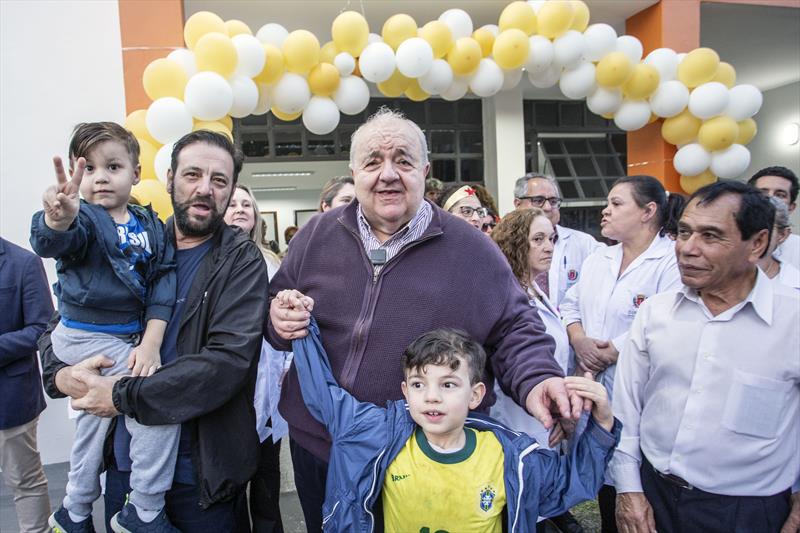 Milhares de crianças continuam sem aula enquanto Greca ignora professoras