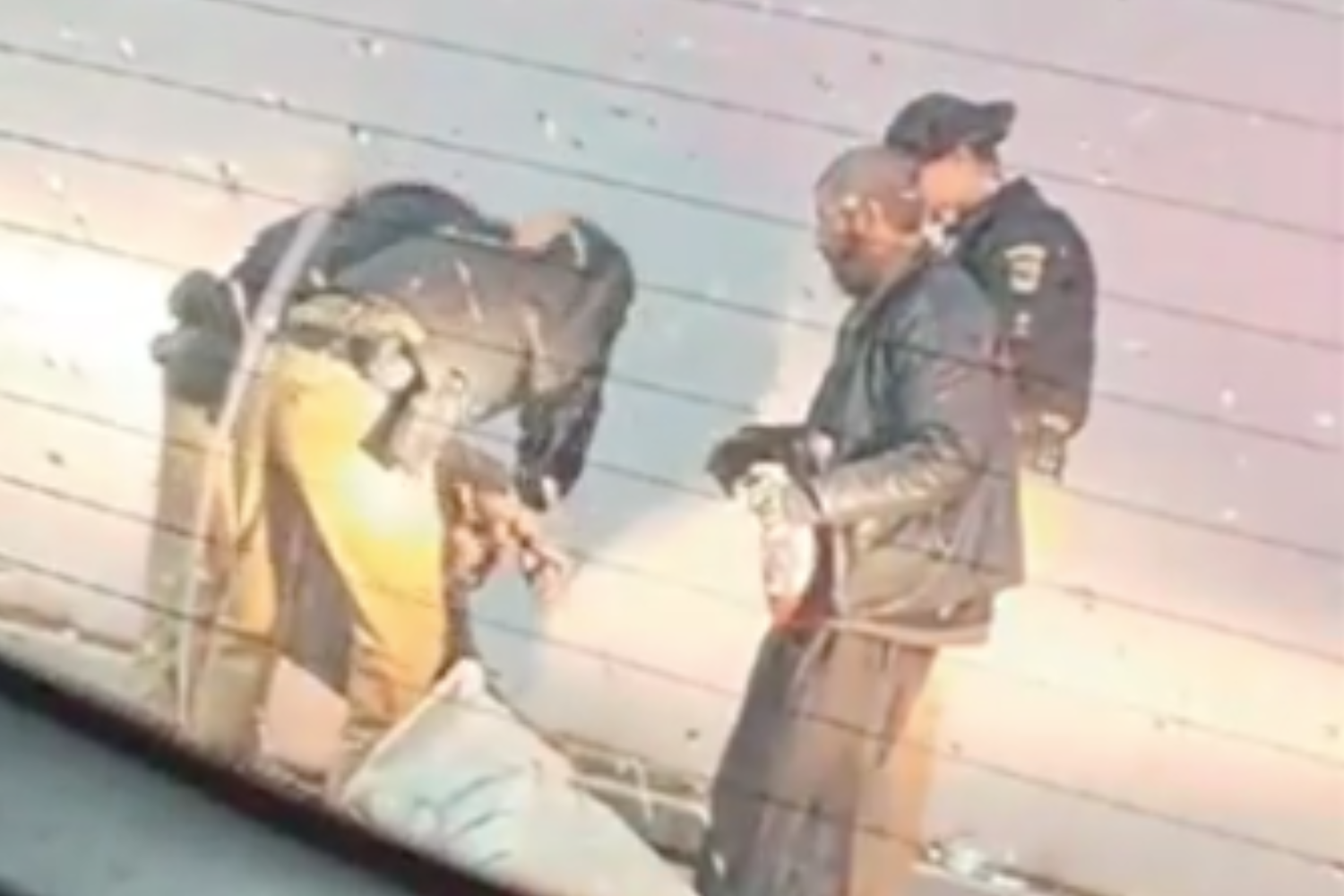 Policiais militares agridem homem em situação de rua em Pitanga