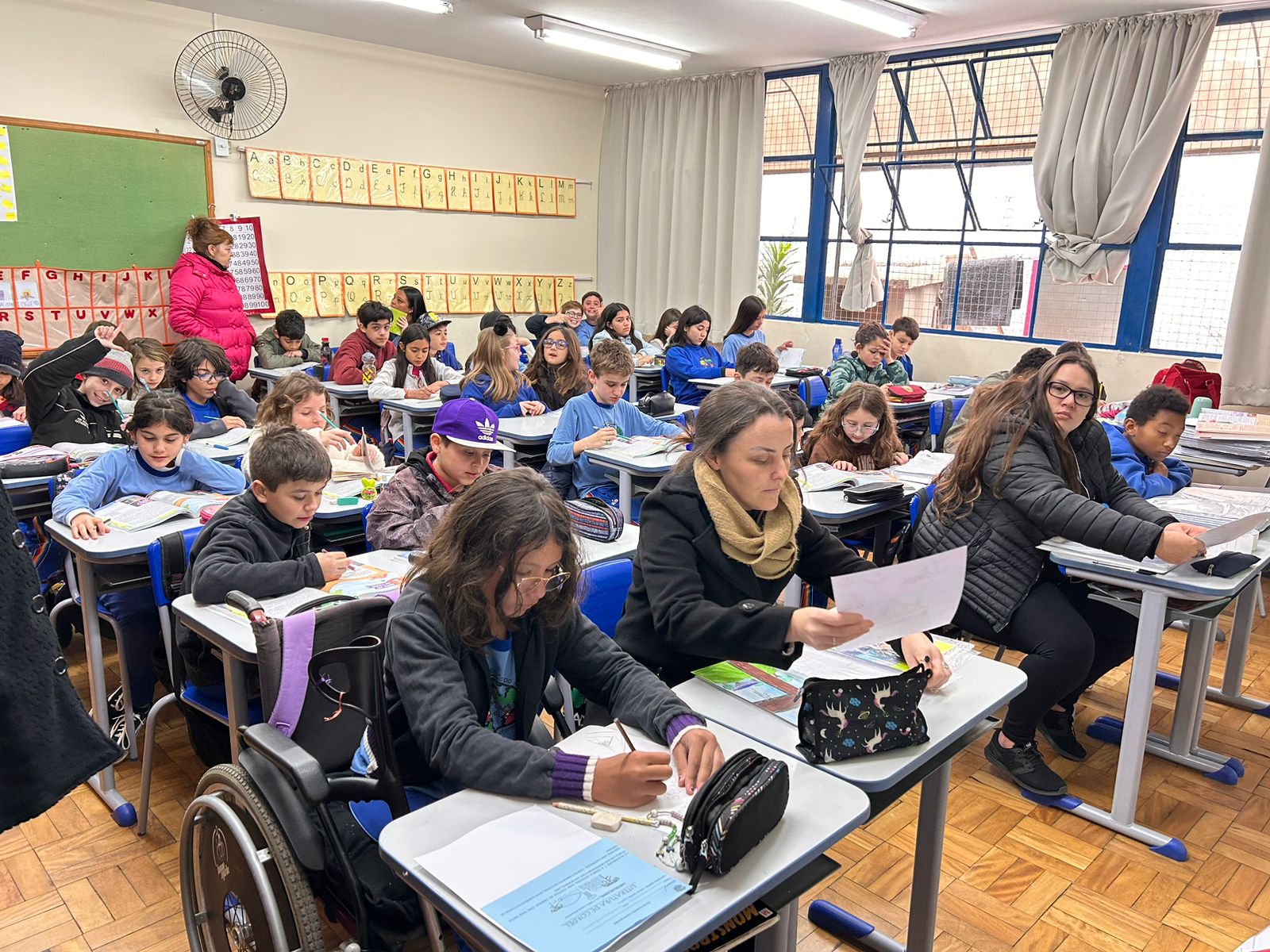 Pais pedem que Prefeitura não superlote escola referência em inclusão