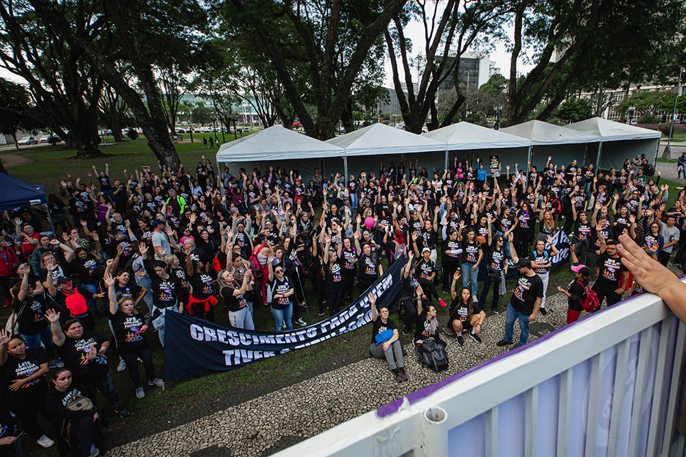 Em meio a greve de professoras, Câmara vota planos de carreira do funcionalismo de Curitiba
