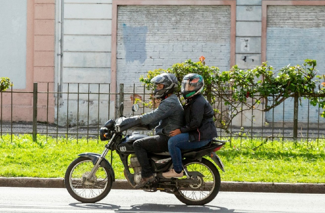 Projeto que regula mototáxi em Curitiba emperra na Comissão de Finanças