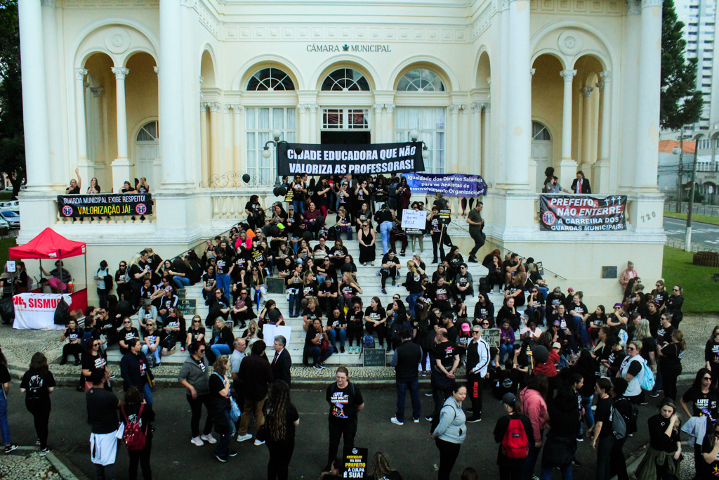 Sob protesto dos servidores, Câmara caminha para aprovar planos de carreira