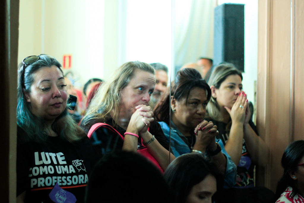 mulheres brancas com mãos em posição de oração
