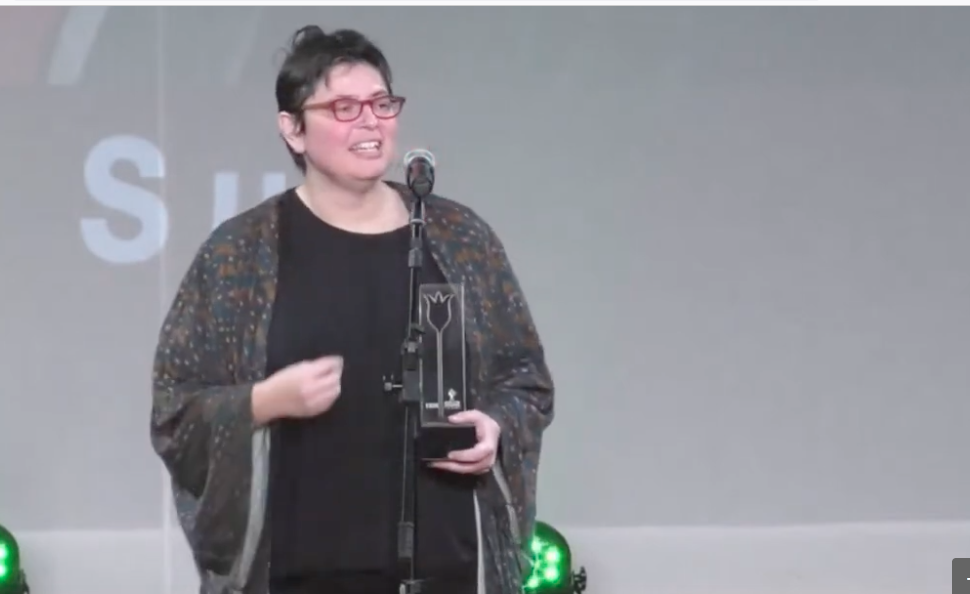 Ao receber Troféu Mulher Imprensa, fundadora do Plural destaca jornalismo local