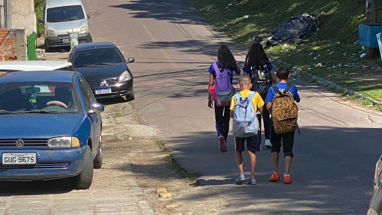 Na comunidade Barrocas crianças andam uma hora para ir à aula. E cadê o transporte?