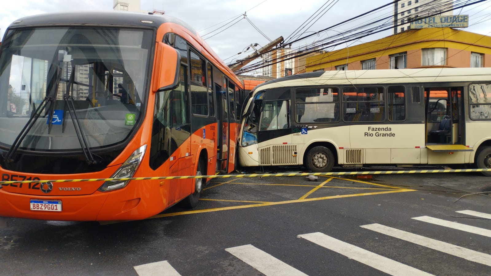 Acidente entre ônibus deixa 45 pessoas feridas no Centro