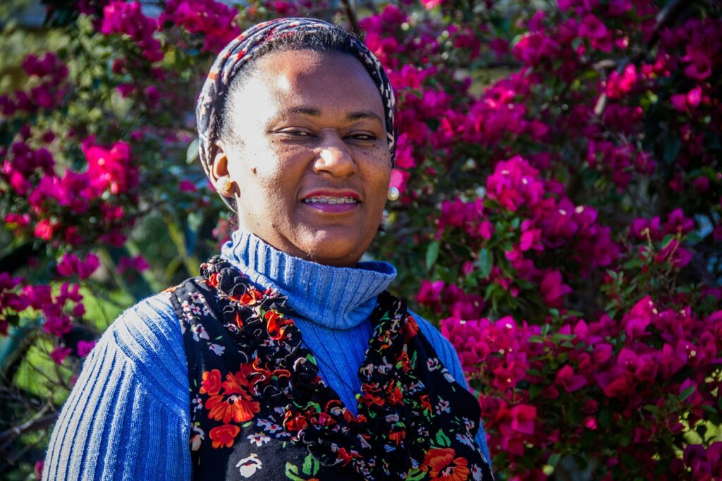 mulher negra sorrindo