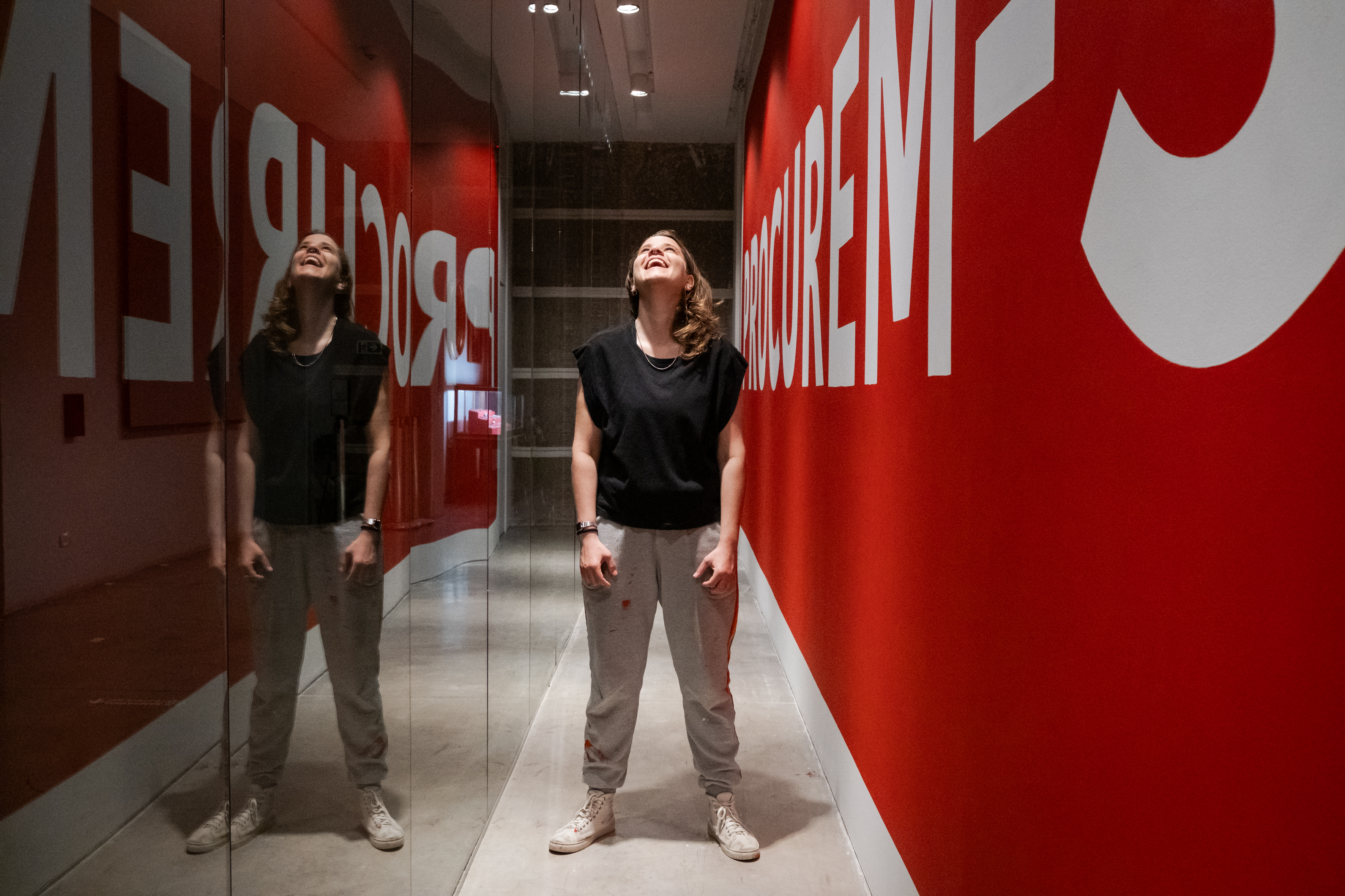 Luana Navarro e a exposição de uma palavra só