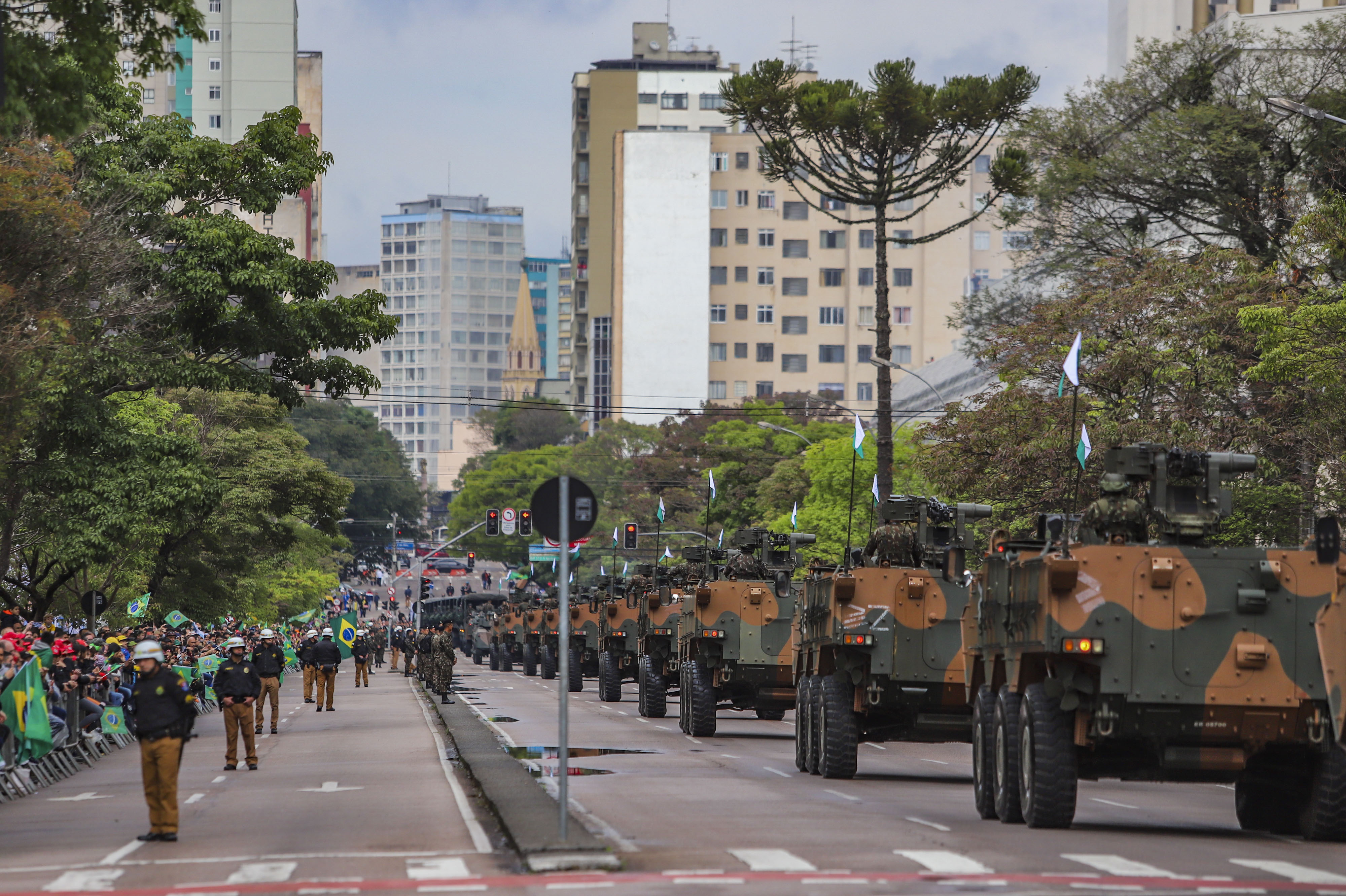 Feriado terá desfile cívico-militar e missa na catedral da praça Tiradentes
