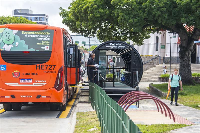 Estação-tubo nova não permitia abertura da porta 4. Prefeitura gastou R$ 193 mil para arrumar