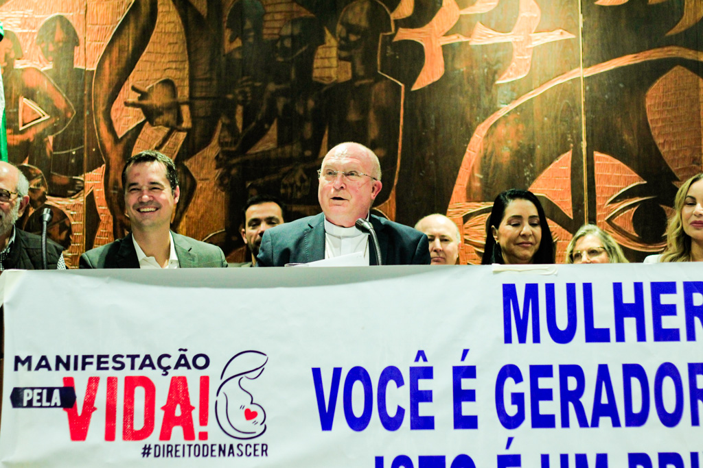 Frente Pró-Vida cita Bíblia para defender aborto como crime e ataca STF