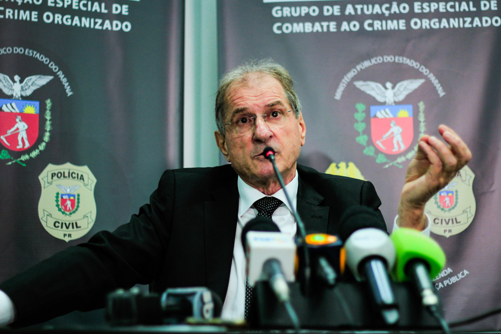 homem branco de terno e óculos
