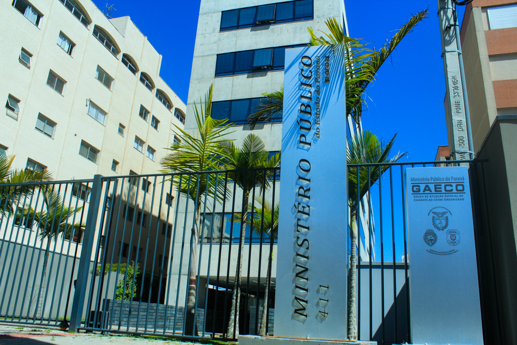 Professor é denunciado por "beijos e toques indevidos" em alunas de 9 a 11 anos