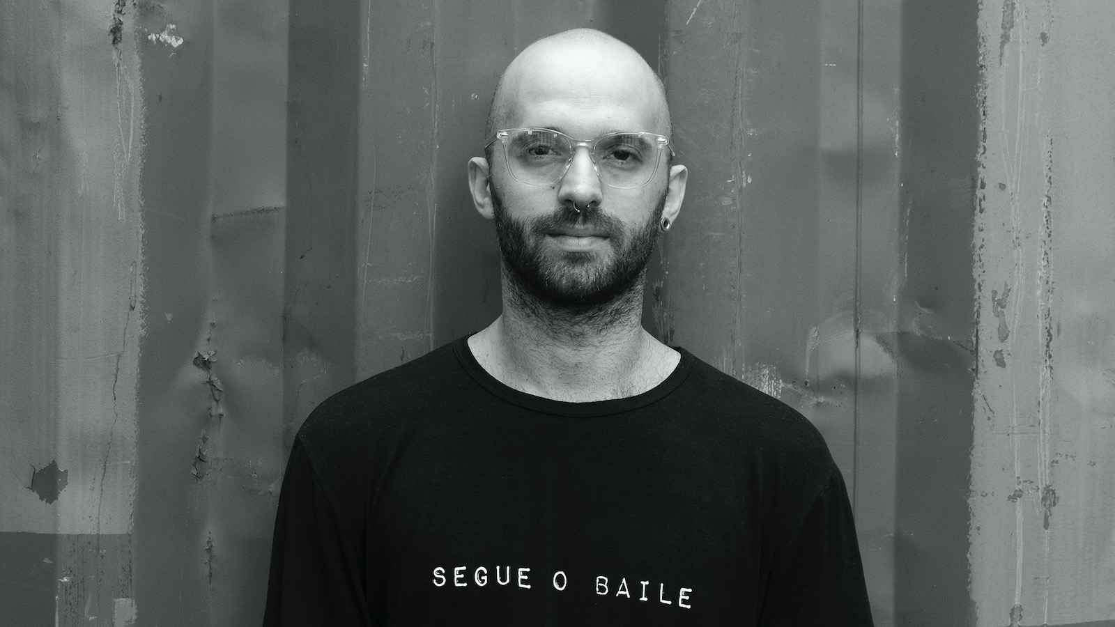 Poemas de Ronie Rodrigues buscam o corpo, o desejo e a fantasia